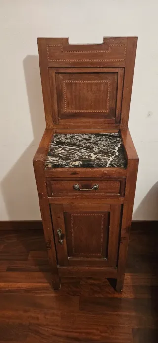 2 Comodini antichi in legno e marmo