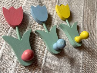 Appendiabiti a parete in legno con fiori