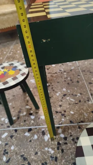 Tavolino per bambini con scacchiera e sgabelli