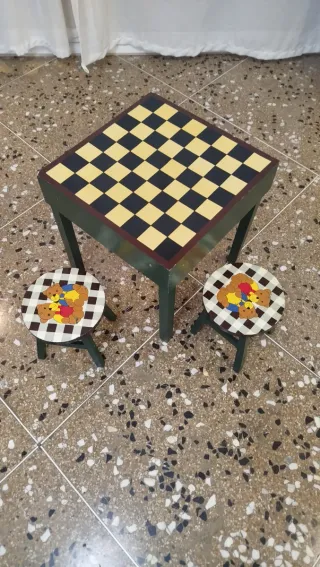 Tavolino per bambini con scacchiera e sgabelli
