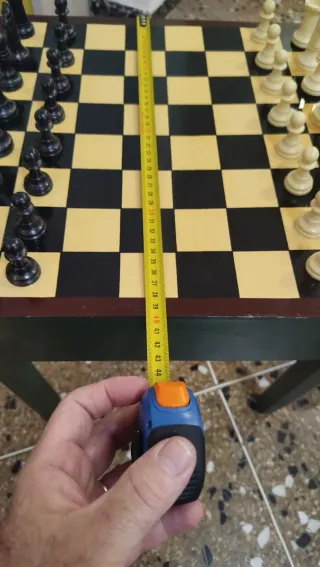 Tavolino per bambini con scacchiera e sgabelli