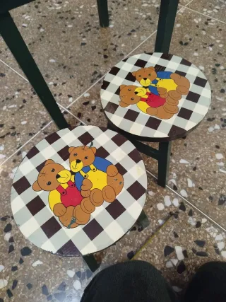 Tavolino per bambini con scacchiera e sgabelli