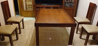 Mesa de comedor extensible y 4 sillas de madera.