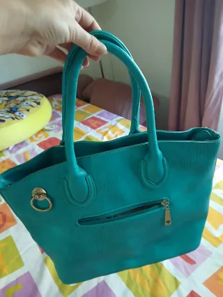 Bolso de piel color turquesa