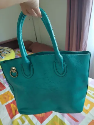 Bolso de piel color turquesa