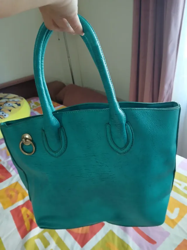 Bolso de piel color turquesa