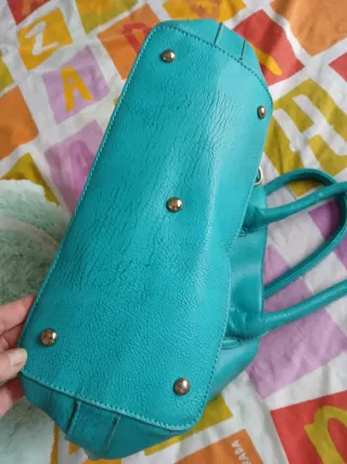 Bolso de piel color turquesa