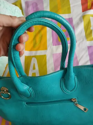 Bolso de piel color turquesa