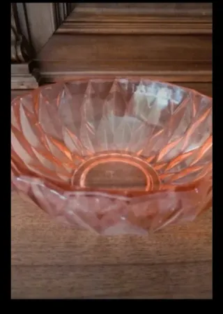 Ciotola in vetro rosa sfaccettato