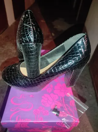 Zapatos de tacón negros efecto piel. Maripaz