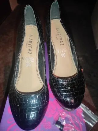 Zapatos de tacón negros efecto piel. Maripaz
