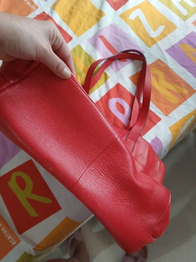 Bolso de piel rojo