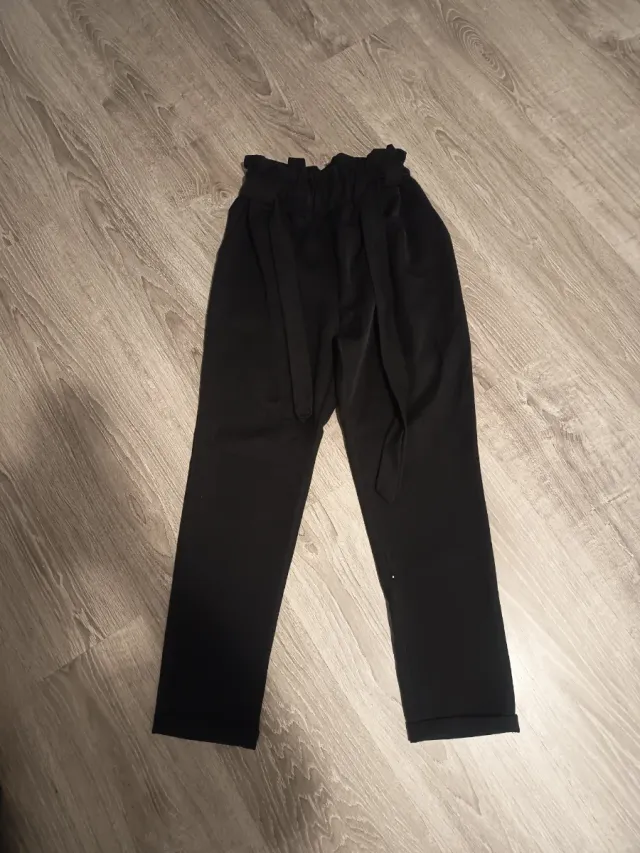 Pantalón negro tiro alto