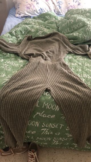 Conjunto pantalón oversize verde kaki una puesta