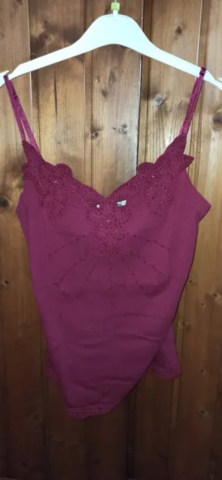 Blusa tirantes morada con pedrería.