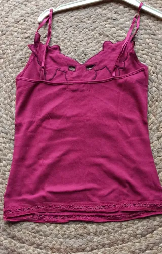 Blusa tirantes morada con pedrería.
