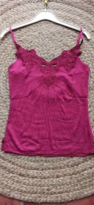 Blusa tirantes morada con pedrería.