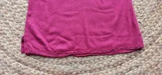 Blusa tirantes morada con pedrería.