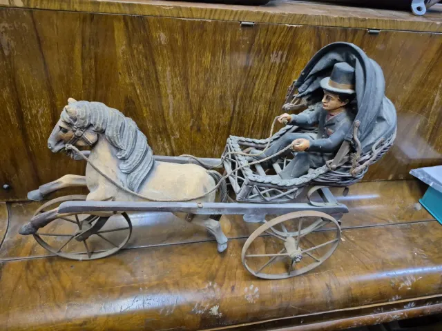 Caballo con carroza antigua y conductor