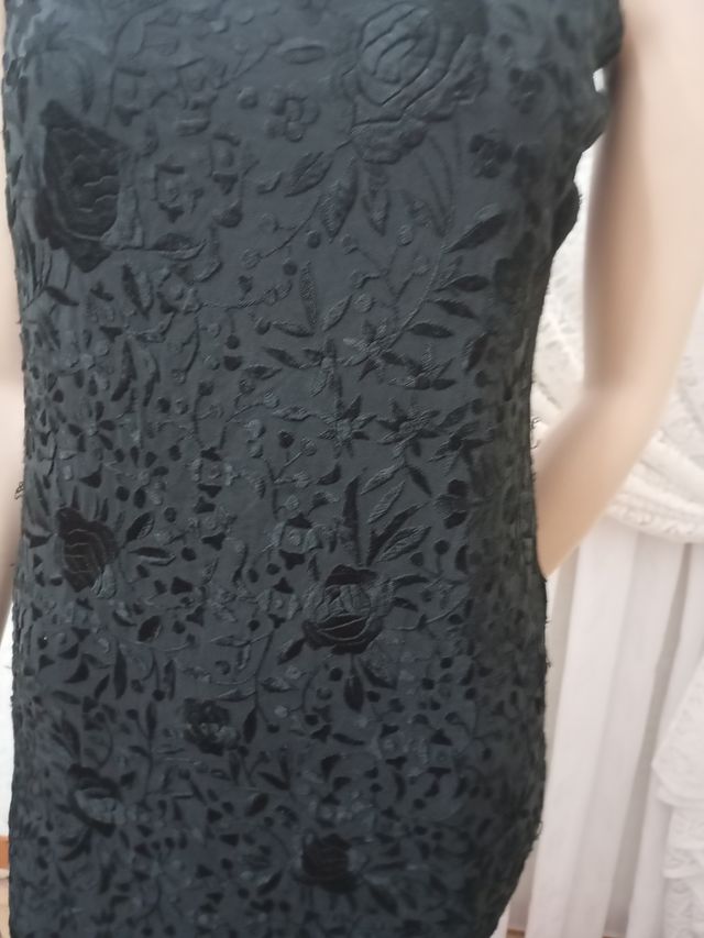 Vestido negro bordado oro talla única