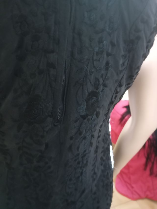 Vestido negro bordado oro talla única