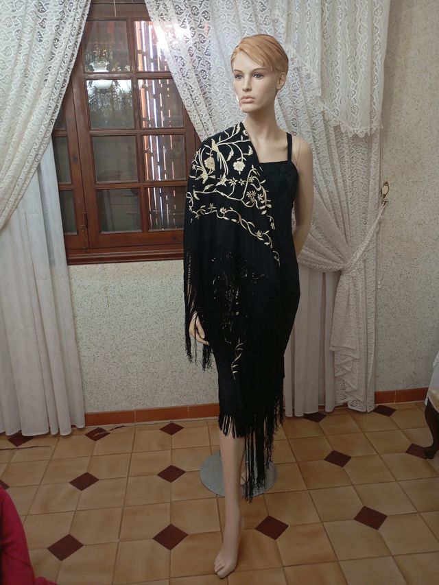 Vestido negro bordado oro talla única
