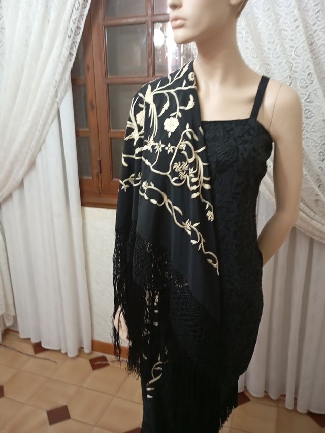 Vestido negro bordado oro talla única