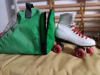 Patines blancos vintage con cordones rojos