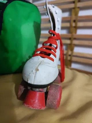 Patines blancos vintage con cordones rojos