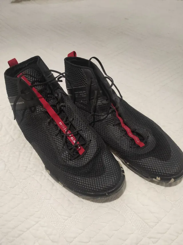 Botines de boxeo Decathlon negros y rojos
