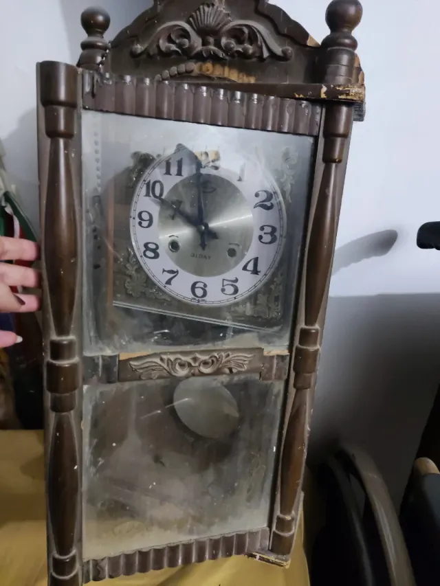 Reloj de pared antiguo de madera