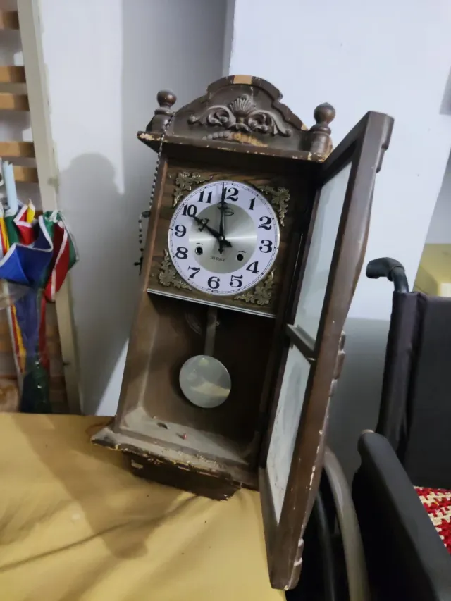 Reloj de pared antiguo de madera