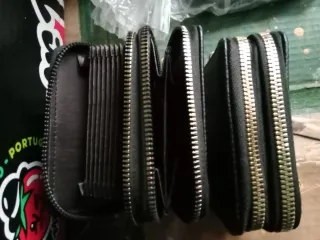 Monedero negro con cremallera