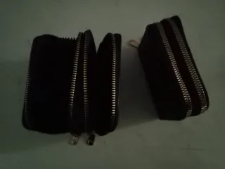 Monedero negro con cremallera