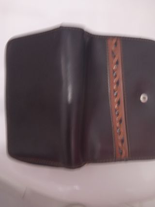 Monedero de cuero negro y marrón trenzado