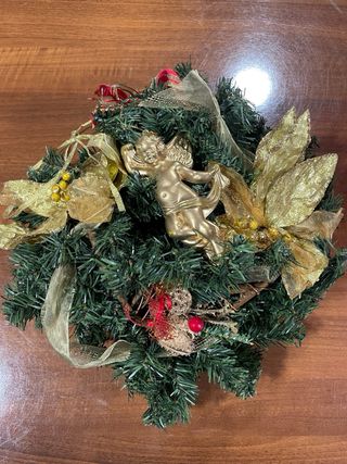 Ghirlanda natalizia con angelo dorato