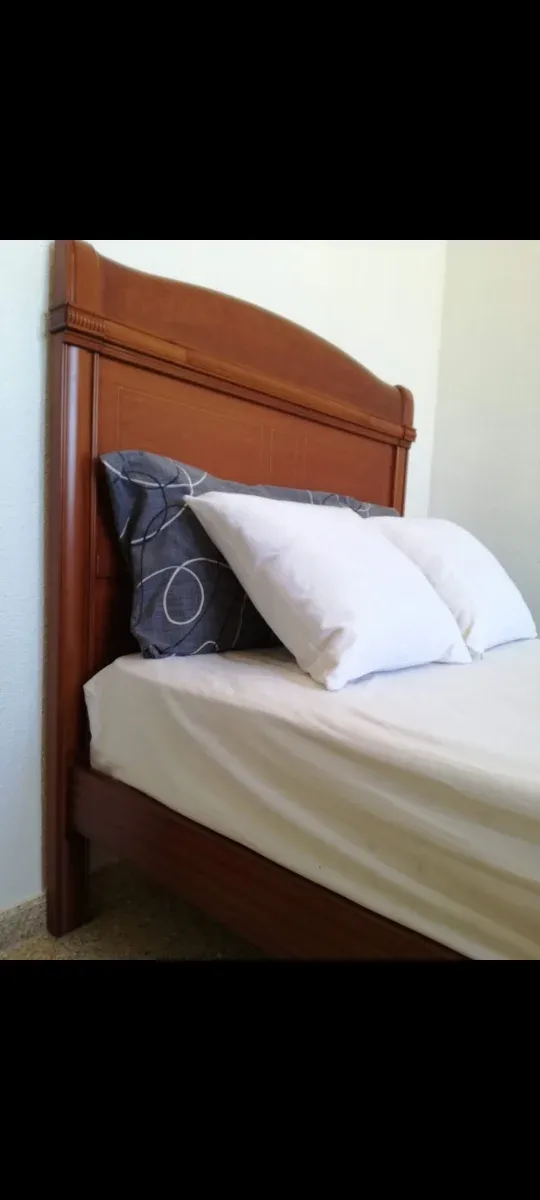 Cama y mesita de noche