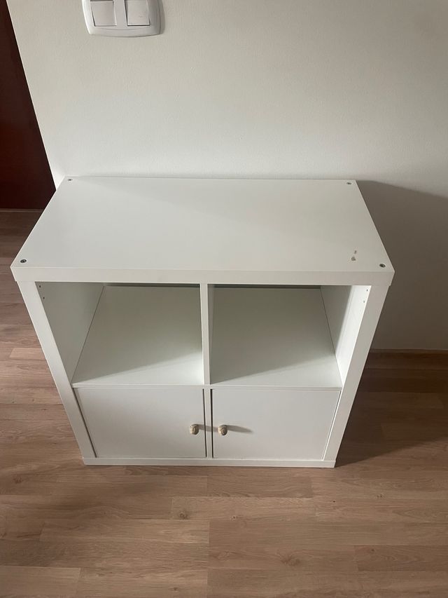 Mueble Kallax Ikea con puertas y tiradores