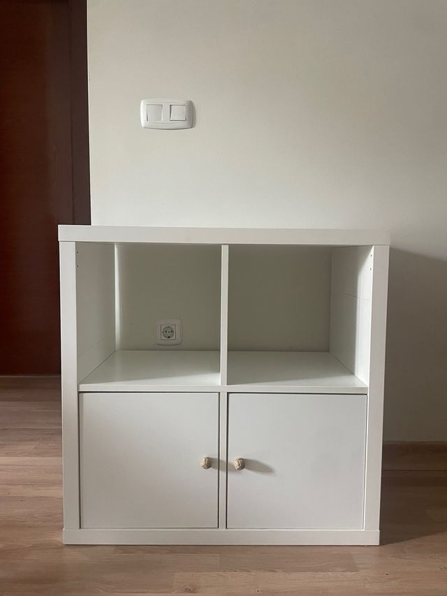 Mueble Kallax Ikea con puertas y tiradores
