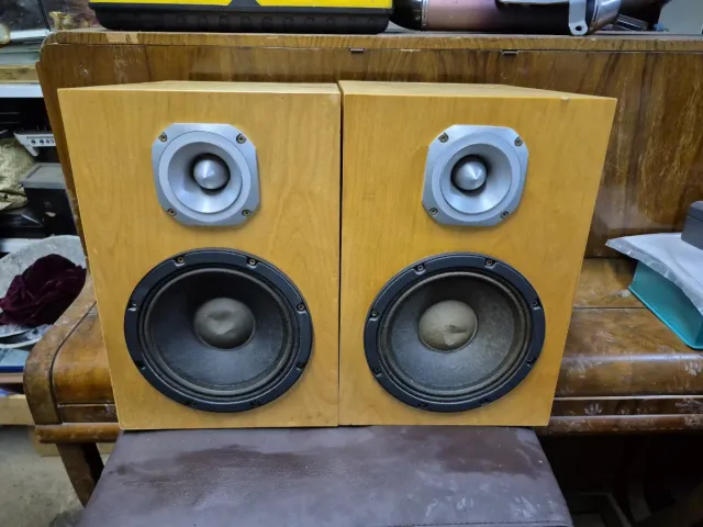 Altavoces hechos a mano.