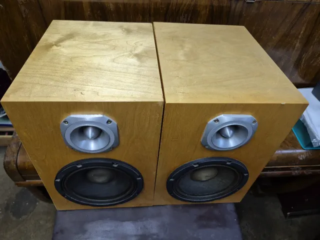 Altavoces hechos a mano.