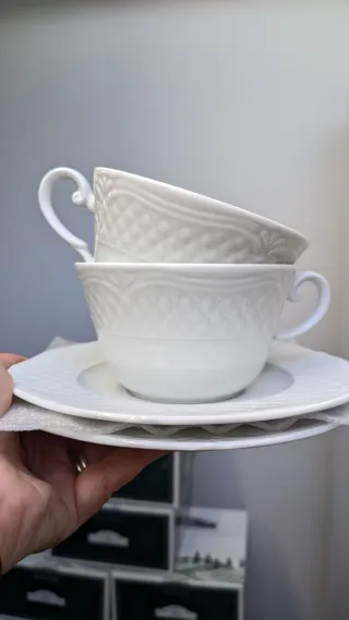 Set da tè composto da 2 tazze con piattini uguali