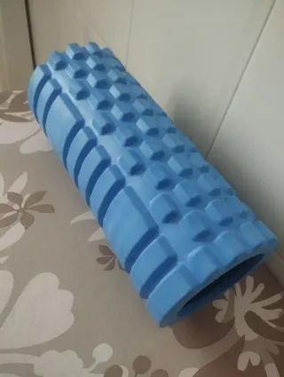 Rodillo masajeador azul sin usar