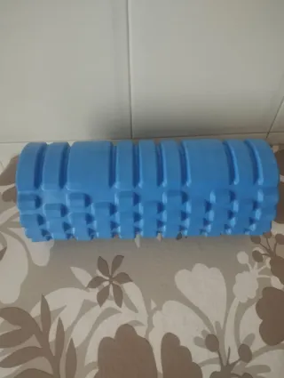 Rodillo masajeador azul sin usar
