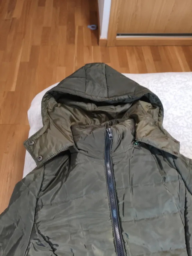 Parka talla M,verde militar, con capucha desmontab