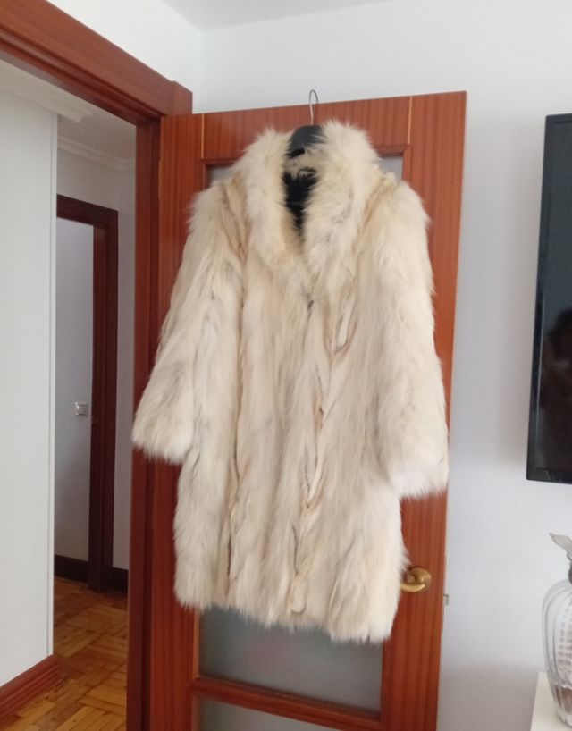 Chaquetón de piel de zorro beige/blanco talla XL.