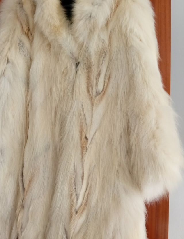 Chaquetón de piel de zorro beige/blanco talla XL.