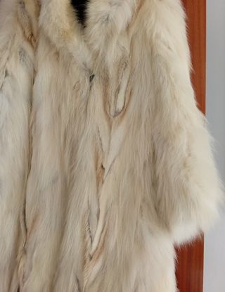Chaquetón de piel de zorro beige/blanco talla XL.