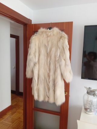 Chaquetón de piel de zorro beige/blanco talla XL.