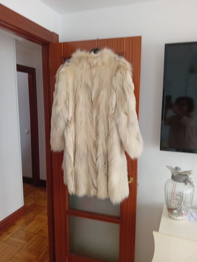 Chaquetón de piel de zorro beige/blanco talla XL.